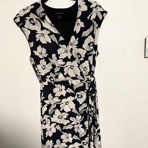 Banana republic blue and white floral cross tie side dress